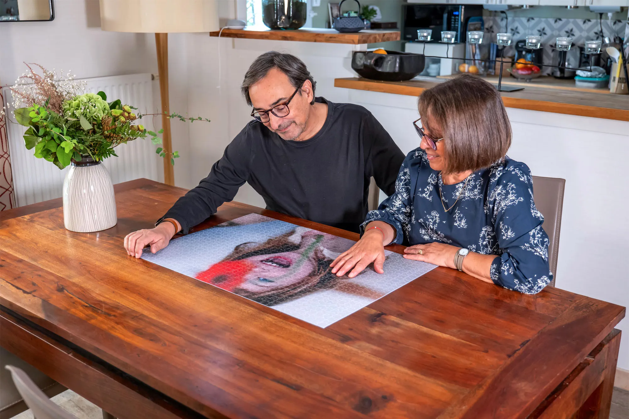 Deux personnes observant un puzzle personnalisé